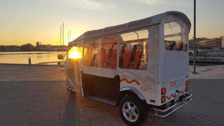 Descubre Valencia moderna Tuk-Tuk