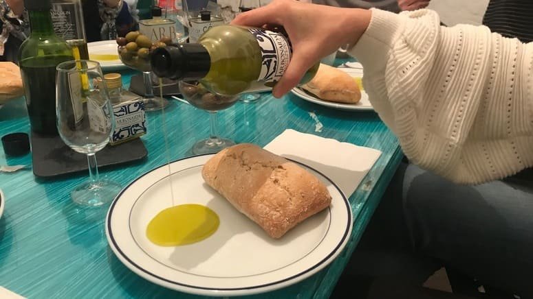 Tour Córdoba cata de aceite desayuno molinero