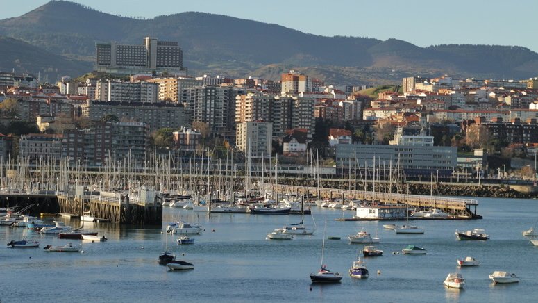 Descubre bonito pueblo costero Santurtzi