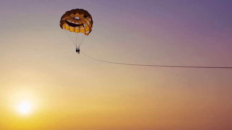 atardecer aventura parasailing