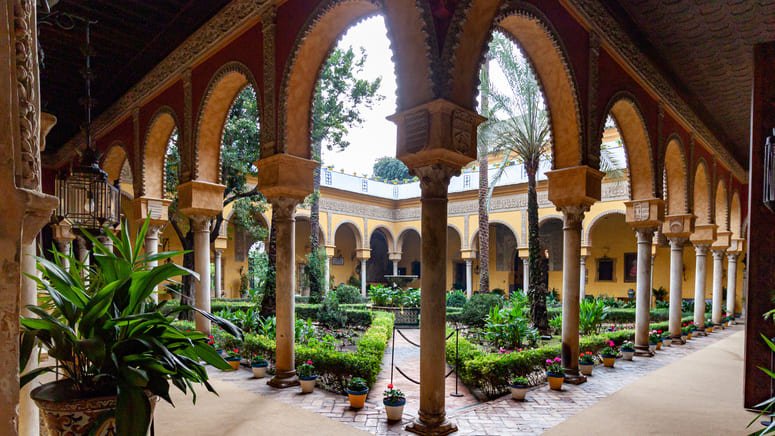 Descubre Palacio Dueñas conoce su historia