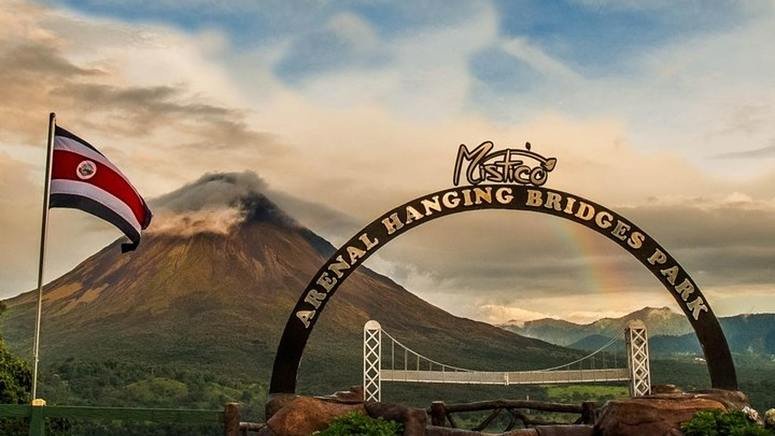 Ruta en los puentes colgantes del Parque Mistico Arenal