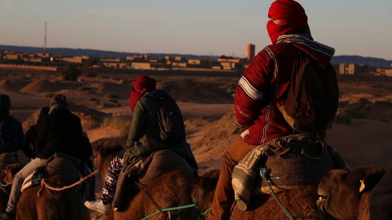 Atardecer en camello por el desierto Agafay
