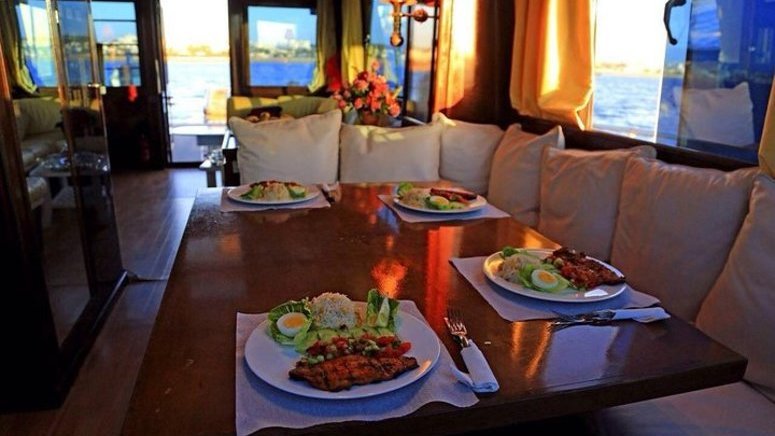Paseo barco comida típica Agadir