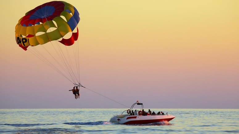 atardecer aventura parasailing