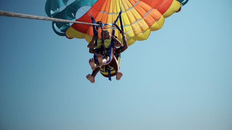 atardecer aventura parasailing