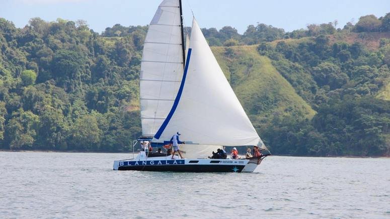 Ruta en catamarán desde Herradura