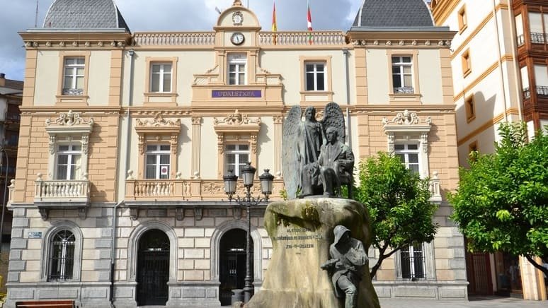 Descubre bonito pueblo costero Santurtzi