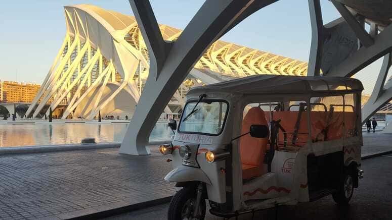 Descubre Valencia moderna Tuk-Tuk