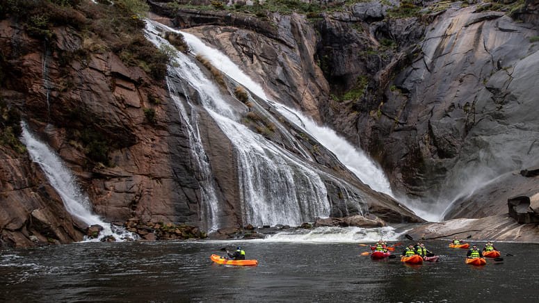 excursion cascada ezaro kayak