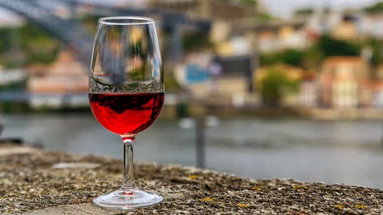 Cata de vinos y aperitivos en Oporto