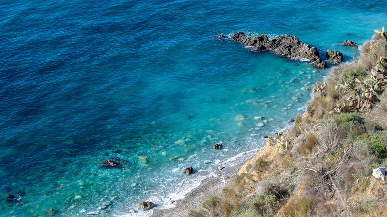 excursion acantilados maro playa snorkel