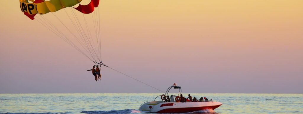 atardecer aventura parasailing