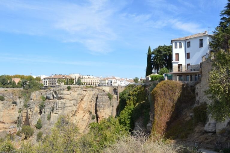 Descubre la impresionante arquitectura en los acantilados de Ronda, España, que exhibe edificios históricos y paisajes naturales.