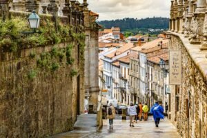 Una calle vibrante y encantadora en una ciudad histórica europea, llena de gente y carácter.