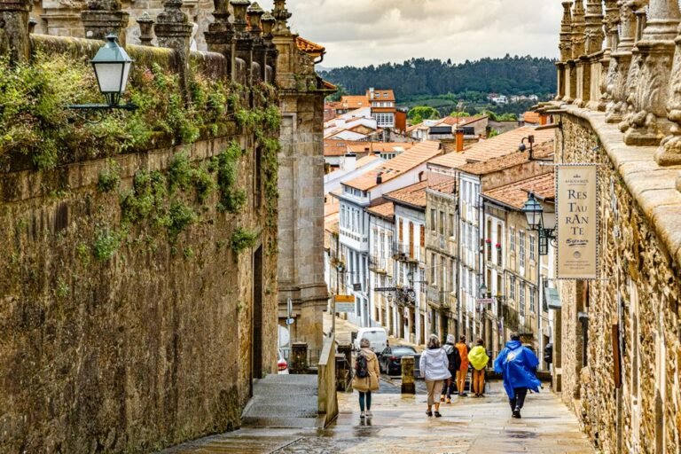 Una calle vibrante y encantadora en una ciudad histórica europea, llena de gente y carácter.